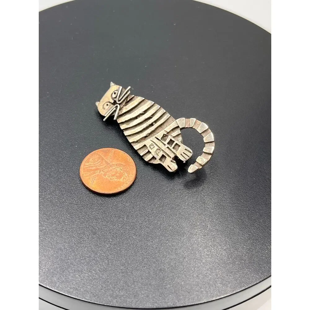 TM 299 Vintage Taxco‎ Designer Sterling Silver Striped Cat Feline Brooch 1980’s